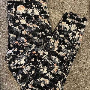 Lululemon Size 10 floral leggings with pockets!